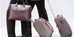 Which one is better, Oxford cloth or genuine leather?  Should I buy Oxford cloth or genuine leather bags?